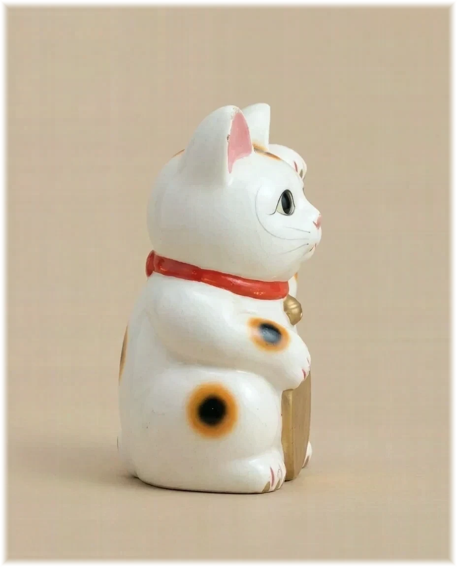 Maneki-neko — from the right